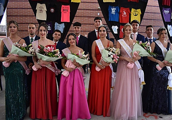 Las reinas salientes y las entrantes, con sus acompañantes