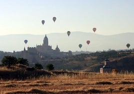 Ocho globos en el cielo de Segovia con el Alcázar y la Catedral al fondo.