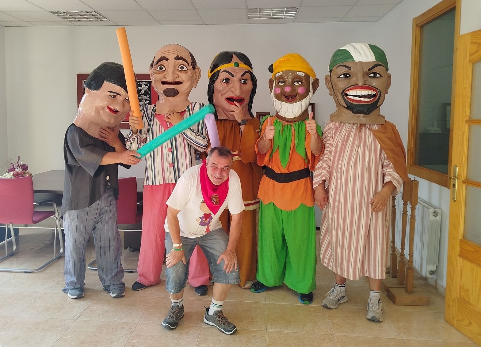Los cabezudos preparados para salir.