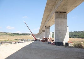 Imagen de uno de los dos grandes viaductos de los tramos en obras, este viernes.