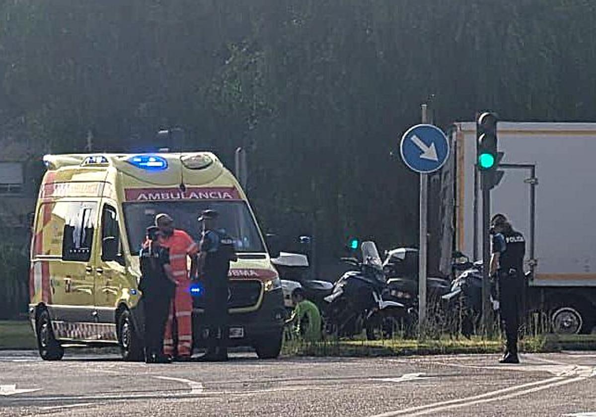 Agentes y sanitarios en el lugar del accidente.
