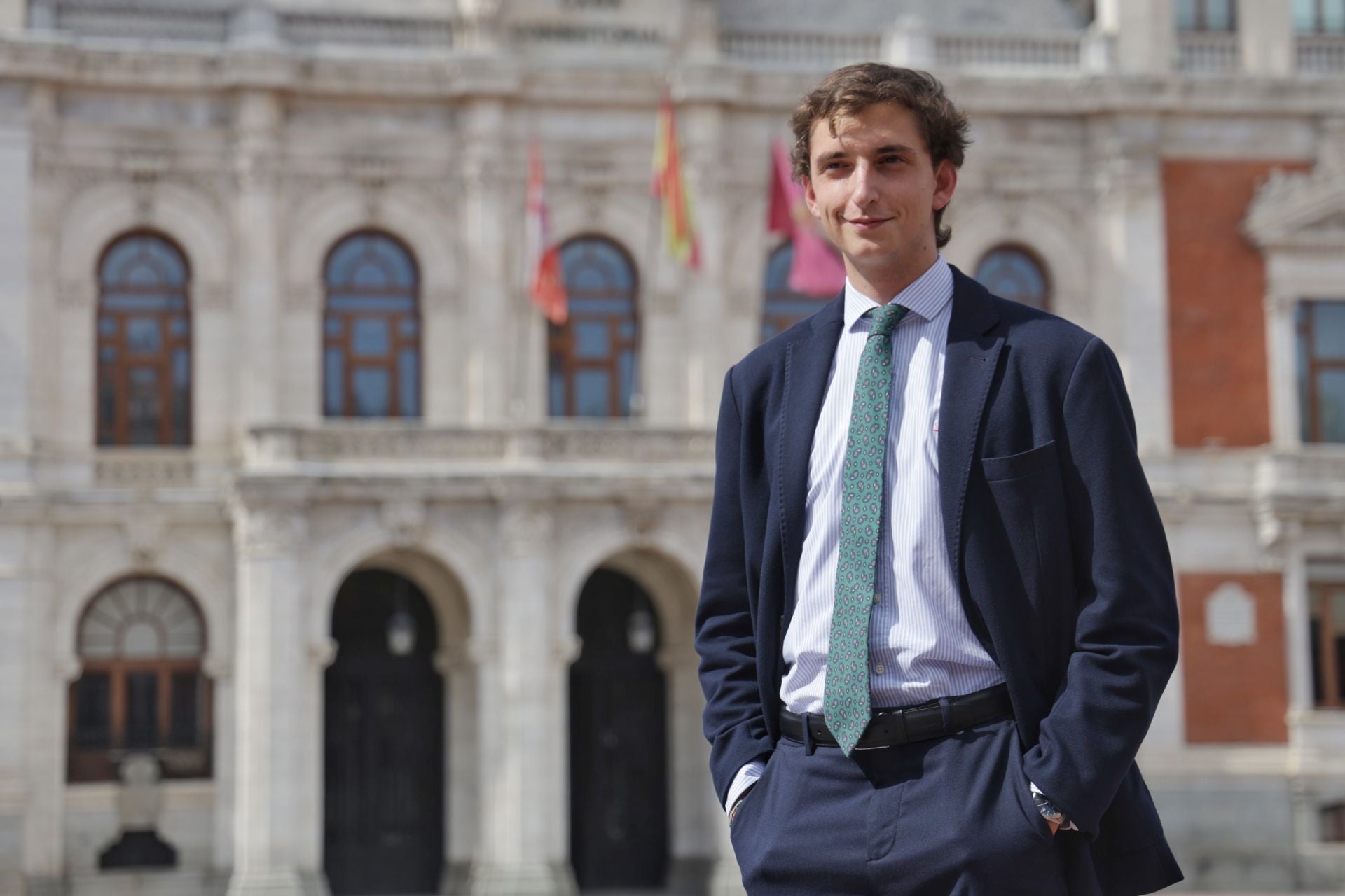 Nacho Ordóñez, con la Casa Consistorial de fondo.