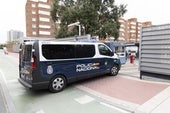 Un furgón de la Policía Nacional entrando a la comisaría de Delicias, en una imagen de archivo.