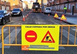 Trabajos de fresado en la calle Villabáñez que mantienen cortado el túnel hacia Vadillos.