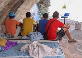 Mohamoud, Chebli, Ghamri y Najim viven desde hace un mes bajo un puente en el cauce soterrado del río Zapardiel, en Medina.