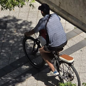 Imagen captada por un vecino de una persona montada en la bicicleta del cantante de Siloé. En el círculo, Fito.