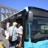 Un grupo de viajeros se sube al autobús de la línea 4 en la plaza de la Artillería de Segovia.