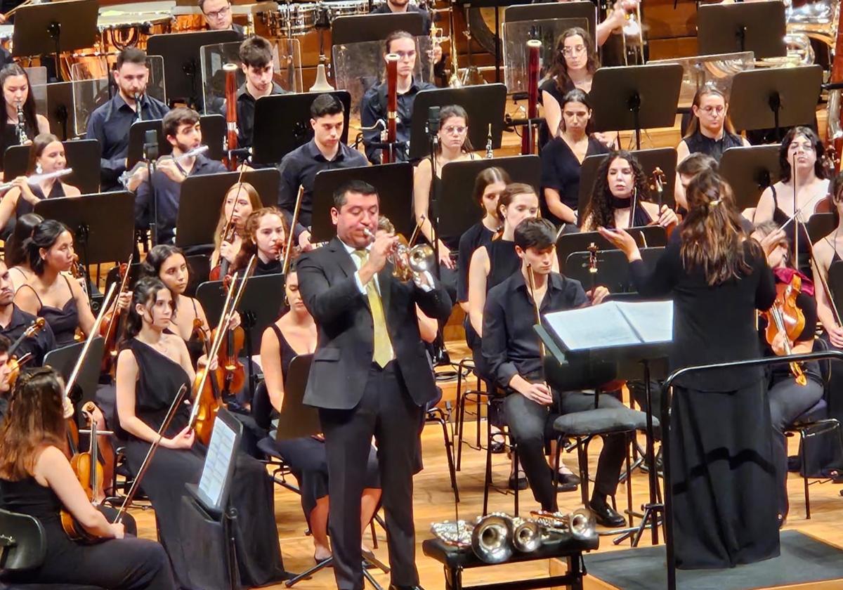 Pacho Flores a la trompeta y Joana Carneiro a la dirección de la OSCyL Joven durante el concierto.