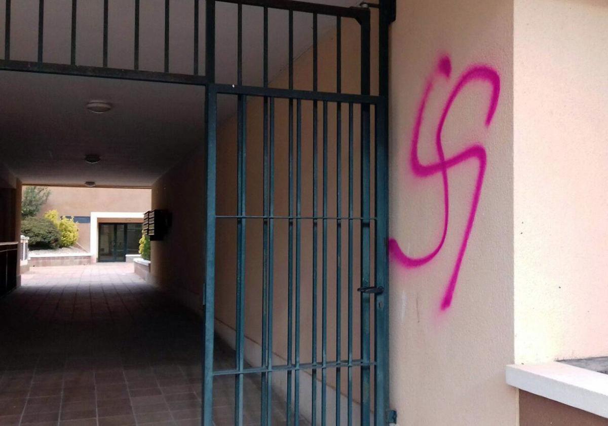 Esvástica pintada a la entrada de unos pisos en un pueblo de Segovia.