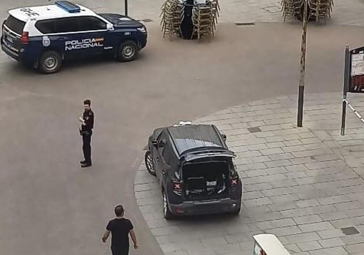 La Policía Nacional de Aranda de Duero en el lugar en el que ha aparecido el hombre muerto este sábado por la mañana.