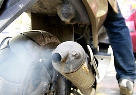 Tubo de escape de una moto.