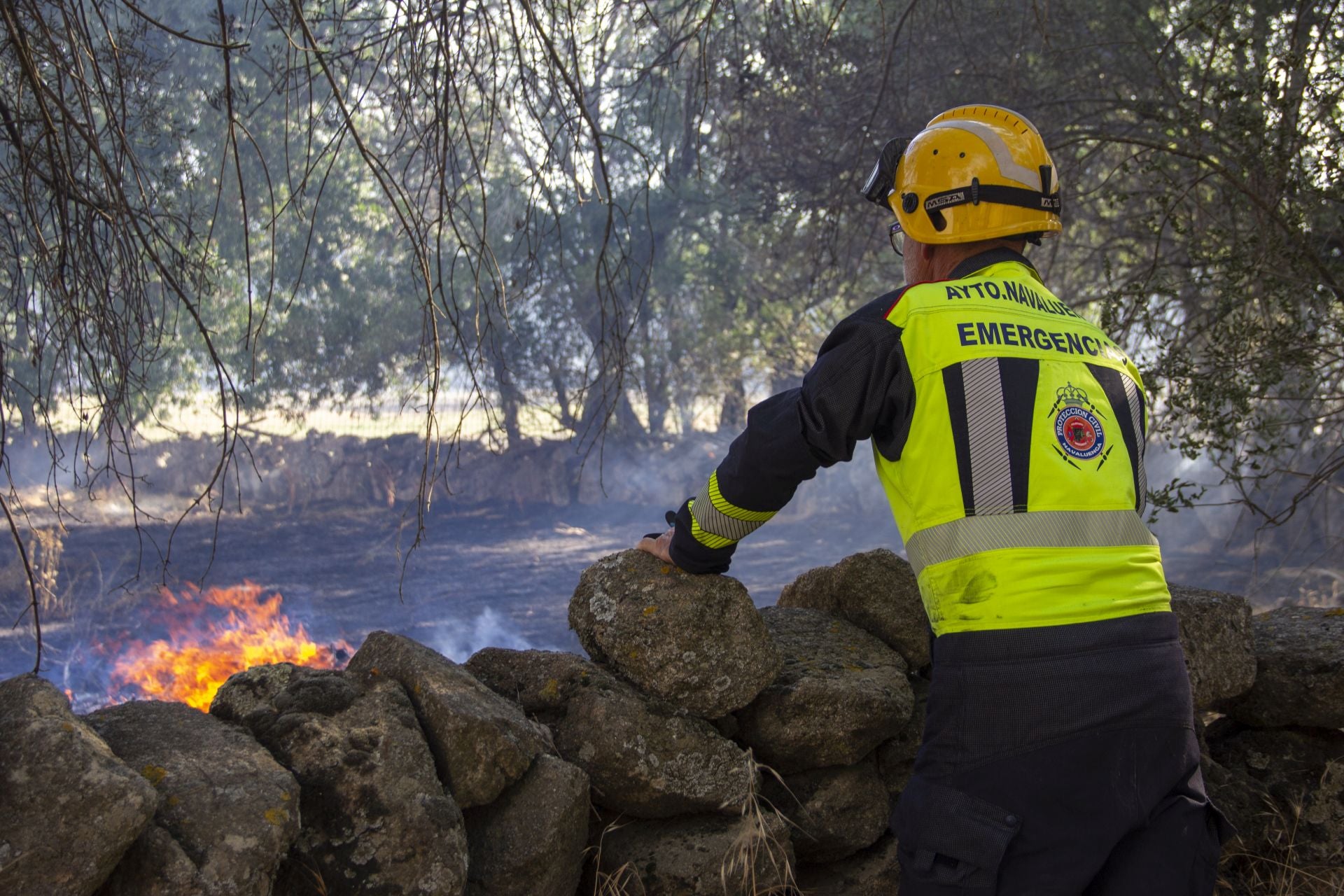 Imágenes del incendio de Navaluenga y los trabajos de extinción