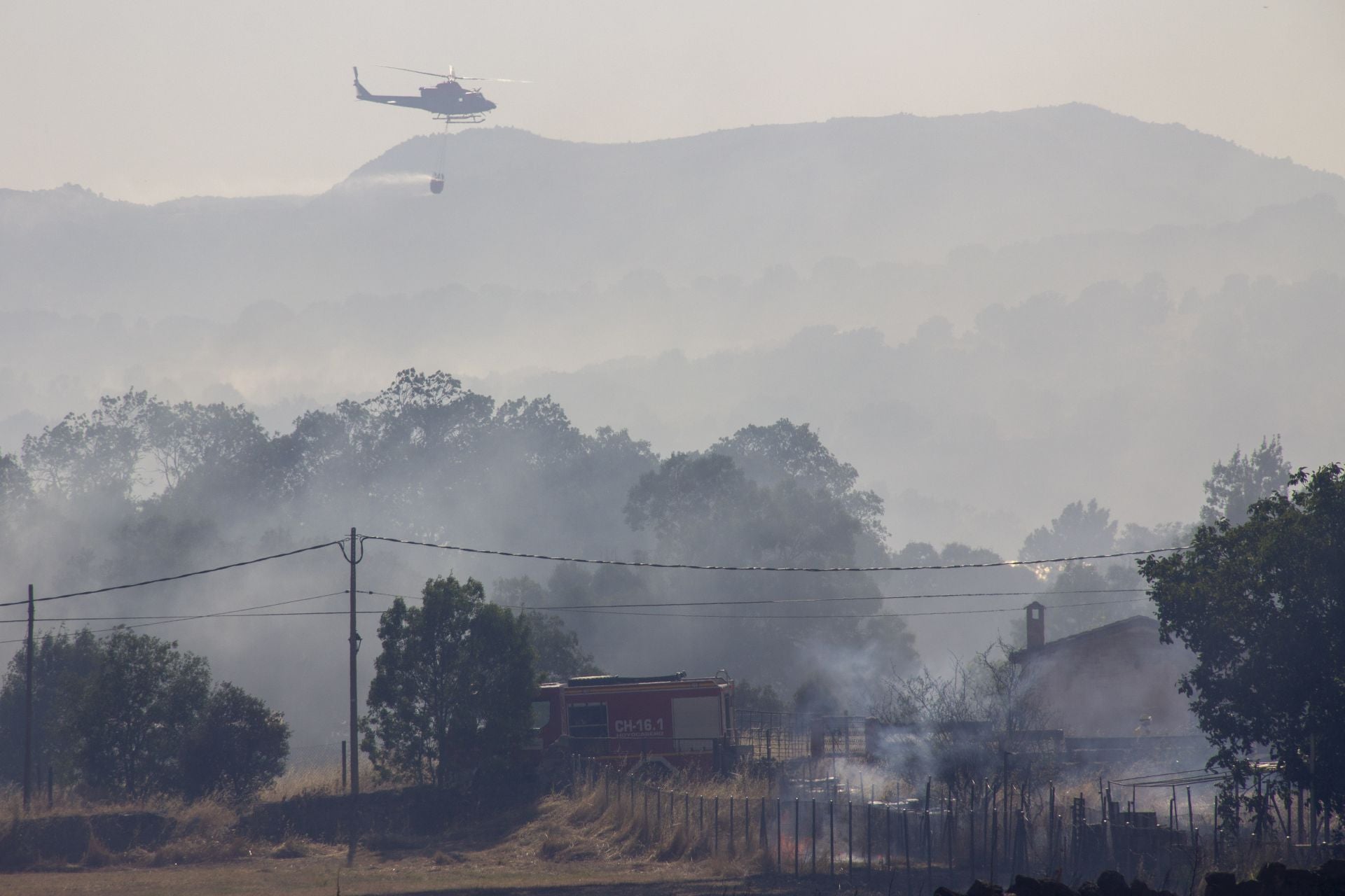 Imágenes del incendio de Navaluenga y los trabajos de extinción
