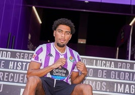 Ponceaua muestra el escudo de la primera equipación a las puertas del túnel de ascceso a Zorrilla.