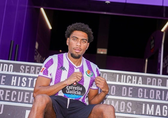 Ponceaua muestra el escudo de la primera equipación a las puertas del túnel de ascceso a Zorrilla.