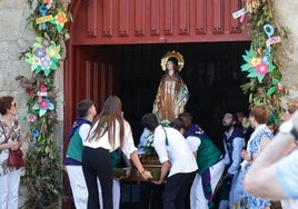 Los más jóvenes sacan a la imagen de la parroquia de Santa Marina.