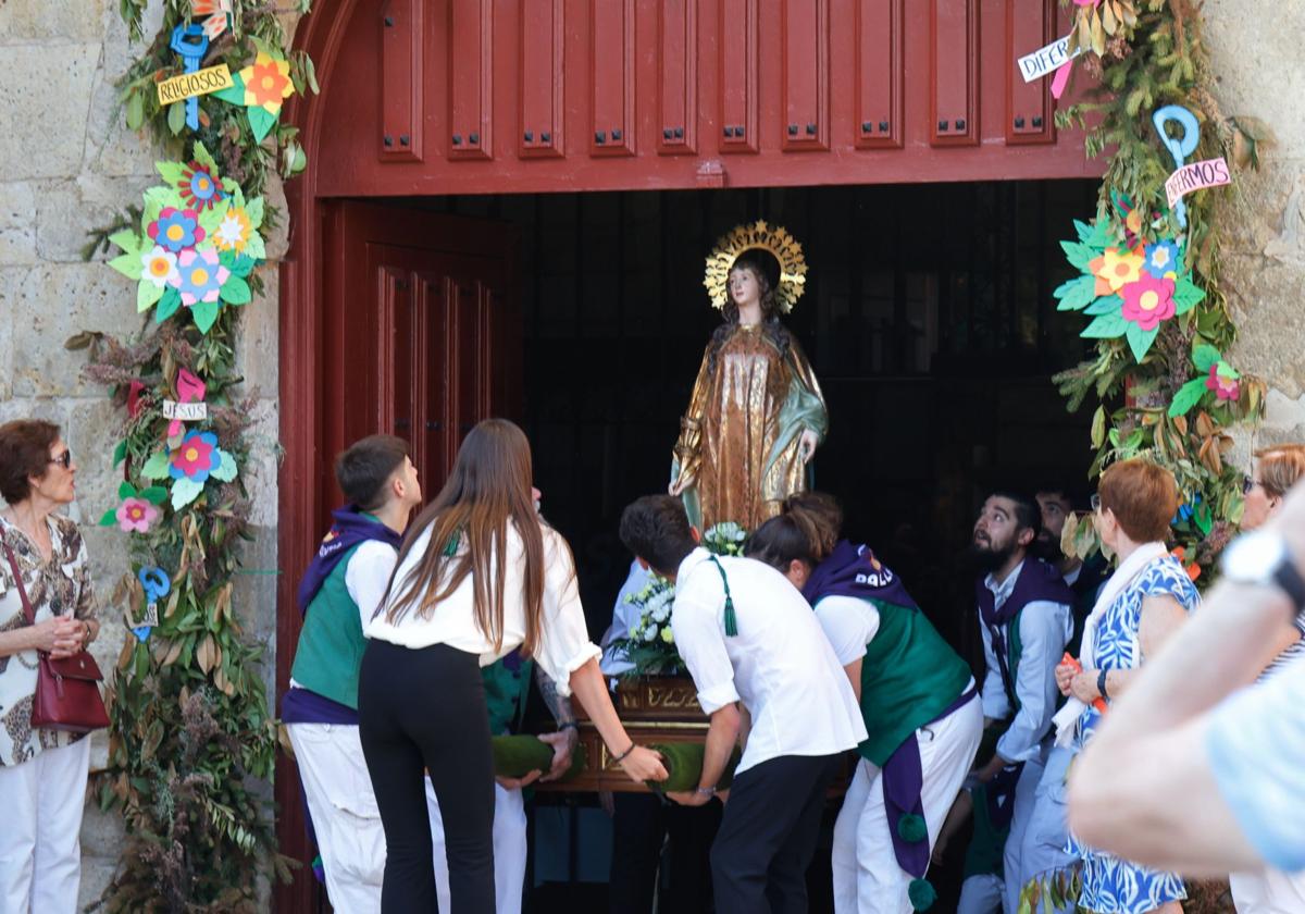 Los más jóvenes sacan a la imagen de la parroquia de Santa Marina.