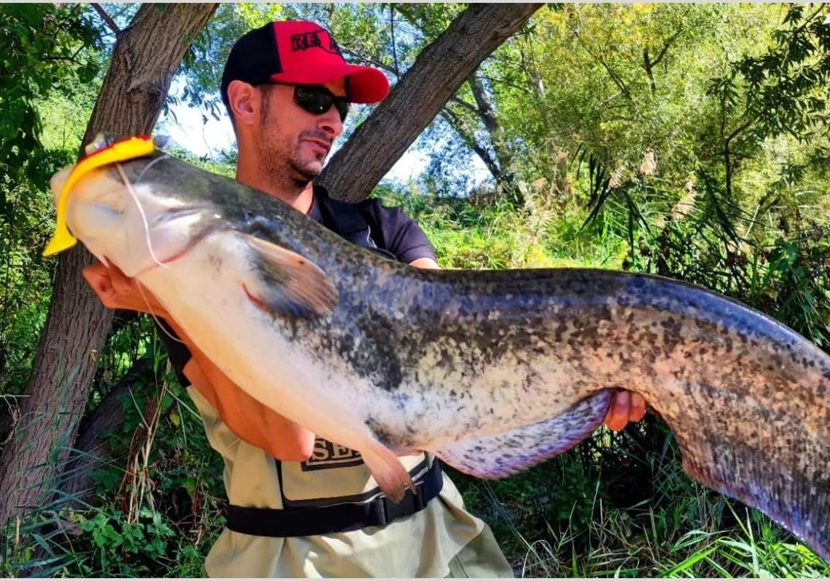 Sergio Rodríguez con un siluro que pescó.