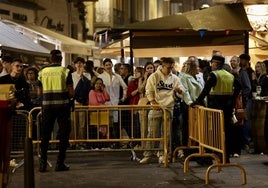 Accesos a la Plaza Mayor abarrotados durante el concierto de Ana Mena del año pasado.