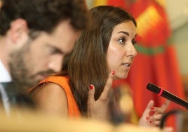 Intervención de la edil responsable de las fiestas patronales, Blanca Jiménez, durante un pleno municipal el pasado mes de mayo.