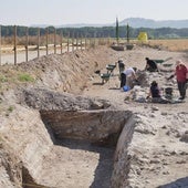 Trabajos de excavación junto a la base del muro desenterrado, que en origen alcanzaría unos cuatro metros de alto.