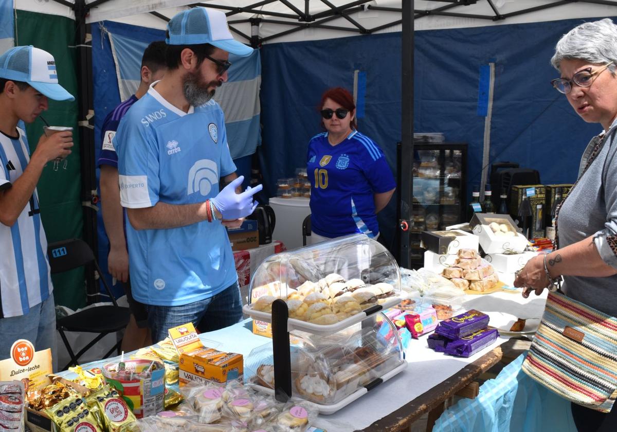Puesto de dulces argentinos en la feria, ayer en Aguilar.