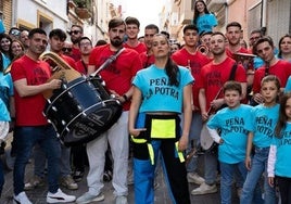 Isabel Aaiún, en el centro, junto a la Xaranga Xe Kin Ampastre (de rojo) y a buena parte los figurantes del videoclip de 'El himno de mi peña', en una imagen de su perfil de Instagram.