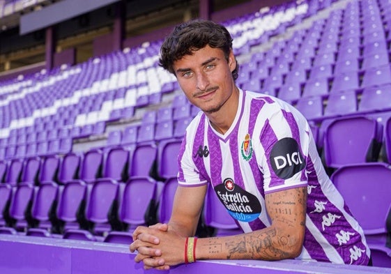 Guille Bueno posa con la camiseta del Real Valladolid en el estadio José Zorrilla..