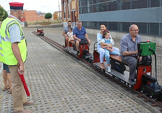 Los viajes en la locomotora a escala de la Renfe serie 10.838 suscitaron gran interés.