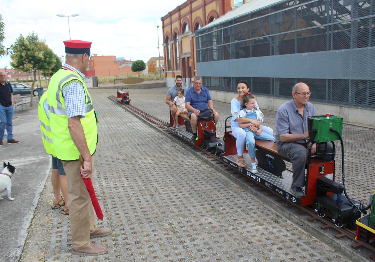 Los viajes en la locomotora a escala de la Renfe serie 10.838 suscitaron gran interés.