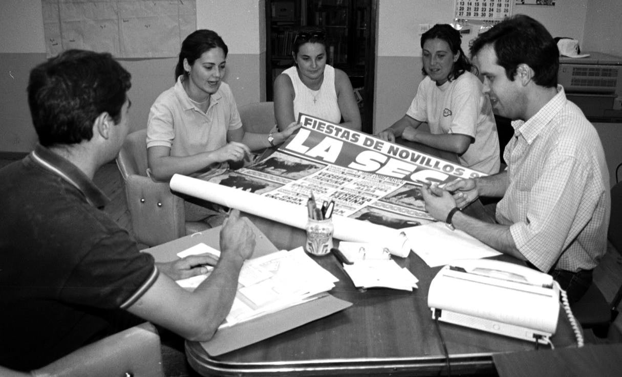 Jóvenes de la Comisión de festejos organizan el programa para 1998.