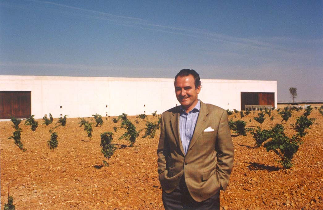 Didier Belondrade frente a su nueva bodega de La Seca. 15 de septiembre de 2001.