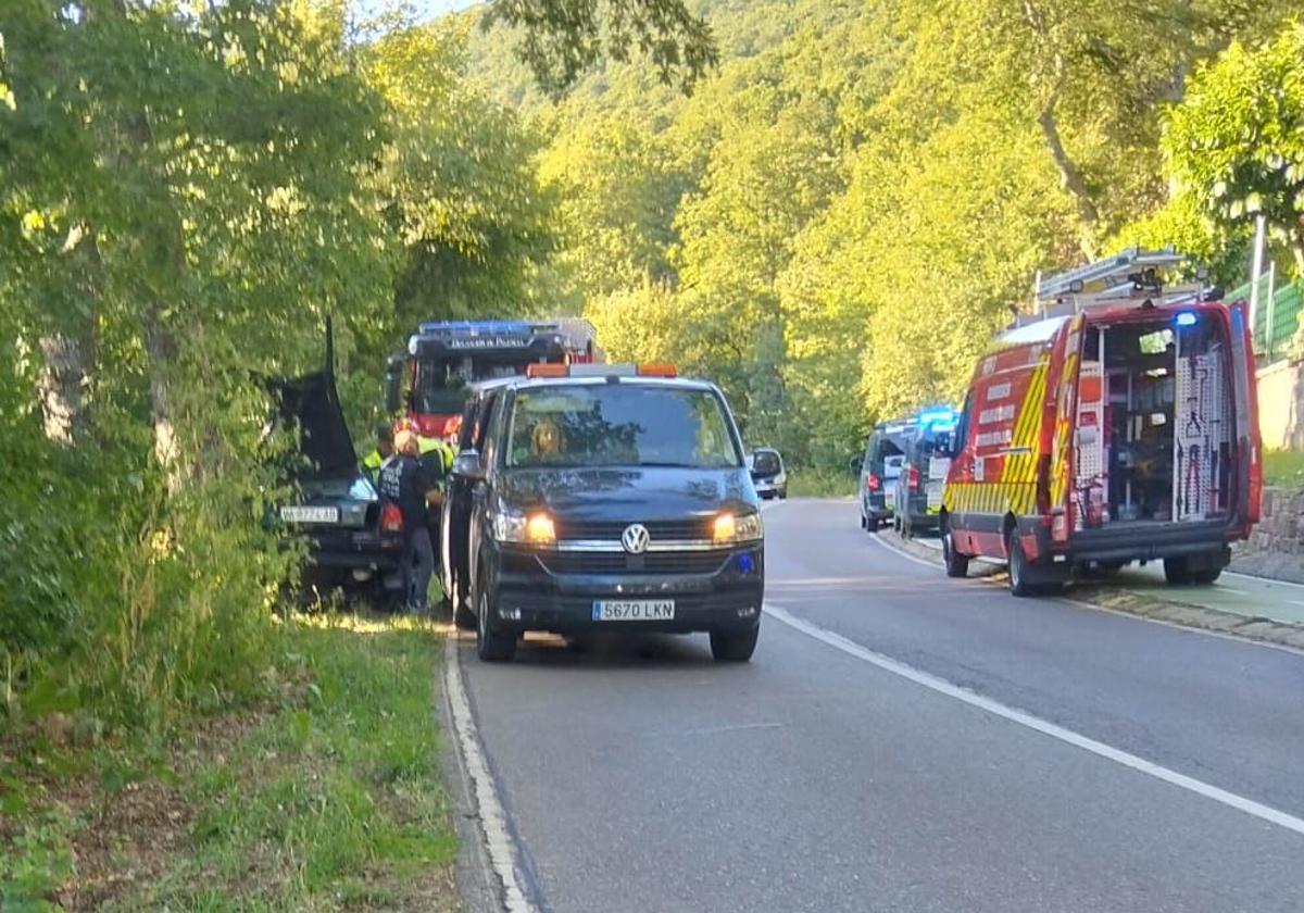 Los bomberos auxilian al vehículo siniestrado.