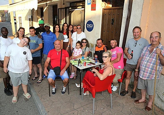Vecinos de distintas nacionalidades de Fuente el Olmo de Fuentidueña, en la terraza de uno de os bares del pueblo.