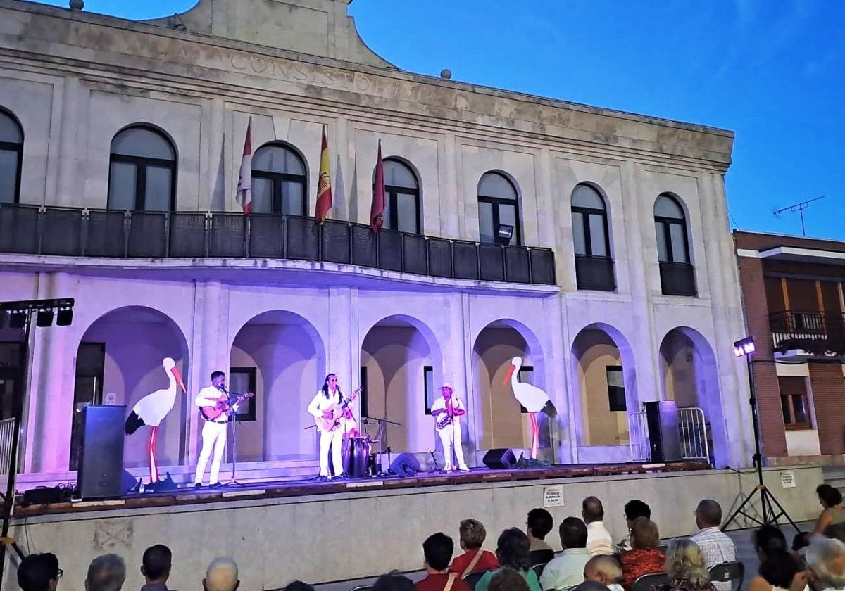Concierto de la banda Pedro Pablo Cuban Show en la plaza Mayor de Íscar.
