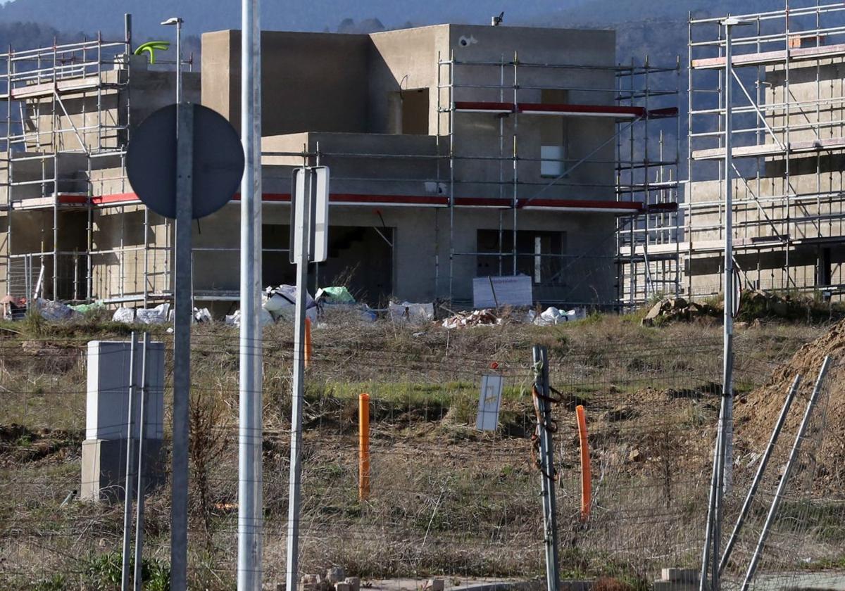 Viviendas en construcción en Palazuelos de Eresma.