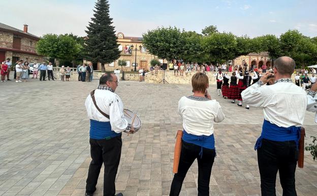 Dulzainas, tamboriles y danzantes en la inauguración de la Plaza Mayor de Torreiglesias.