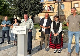 El alcalde de Torreiglesias, Mario Pastor, se dirige a los vecinos en la inauguración de la Plaza Mayor rehabilitada.