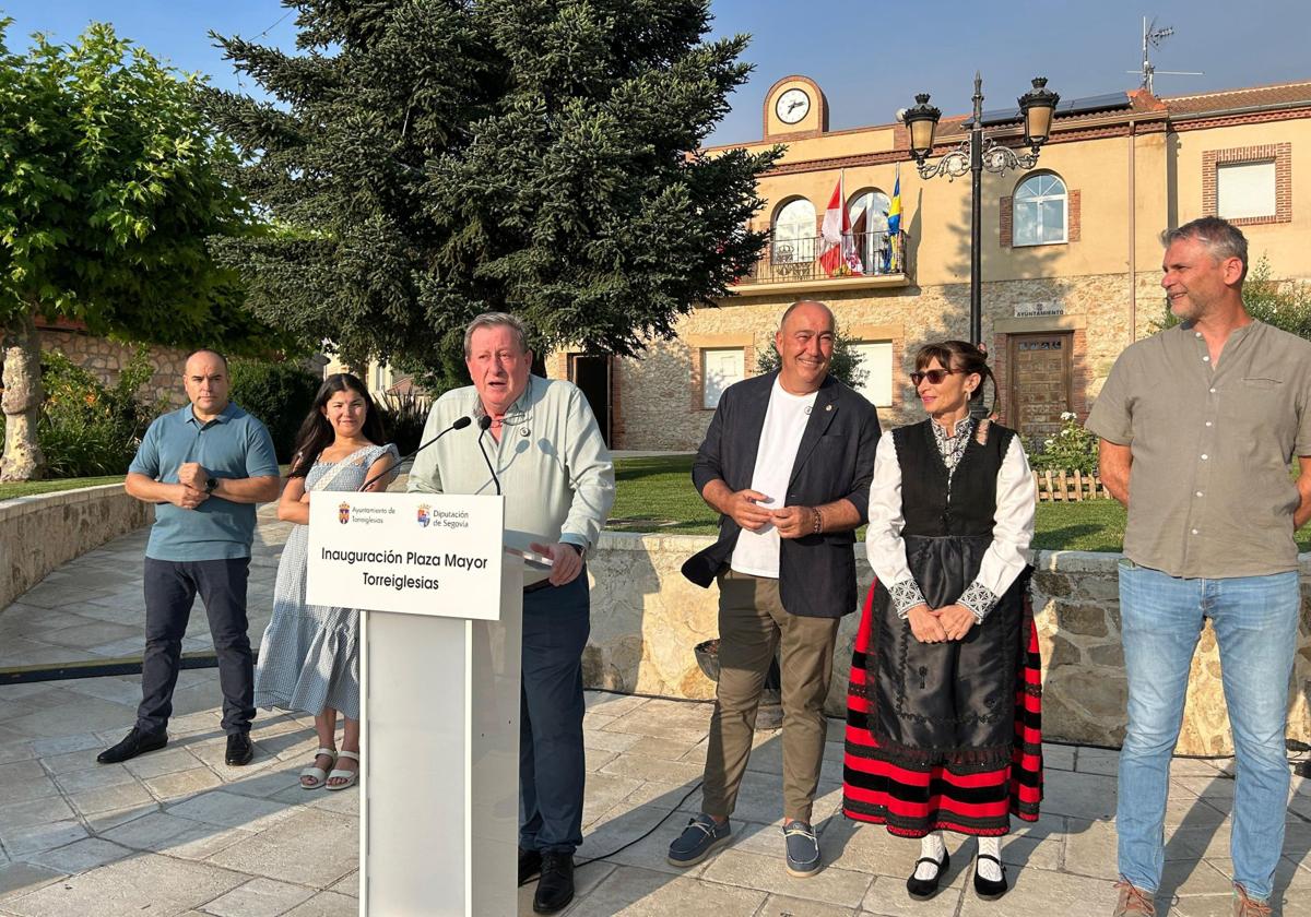 El alcalde de Torreiglesias, Mario Pastor, se dirige a los vecinos en la inauguración de la Plaza Mayor rehabilitada.