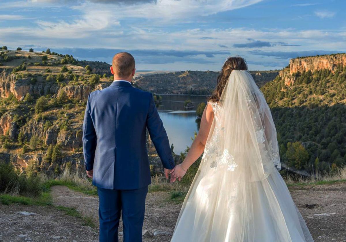 Una pareja de recién casados se fotografían ante las hoces.