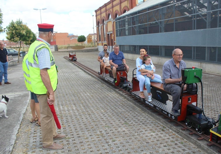 Niños y mayores disfrutaron de los viajes en el tren a escala