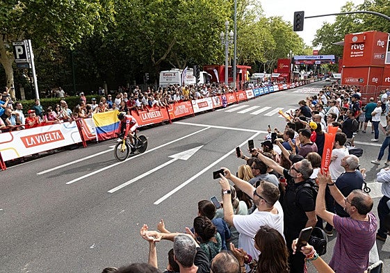 Kuss, como líder, en la meta de la contrarreloj de 2023 que finalizó en la Plaza de Zorrilla.