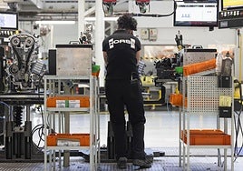 Personal en la factoría de motores de Horse.