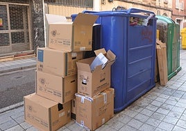 Cartón acumulado junto a un contenedor en Palencia.