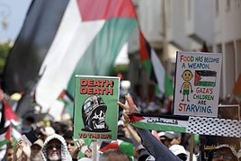 Marroquíes ondean pancartas y la bandera palestina durante una marcha en Rabat para expresar su solidaridad con los palestinos en la Franja de Gaza.