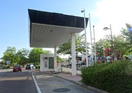 Estado en el que se encuentra la gasolinera ya clausurada del Paseo de Zorrilla, frente a Vallsur.