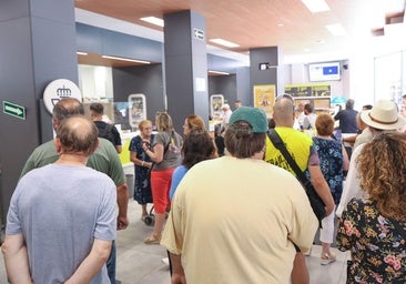 Colas de cien números para recoger el recibo de la tasa de basuras de Valladolid en Correos