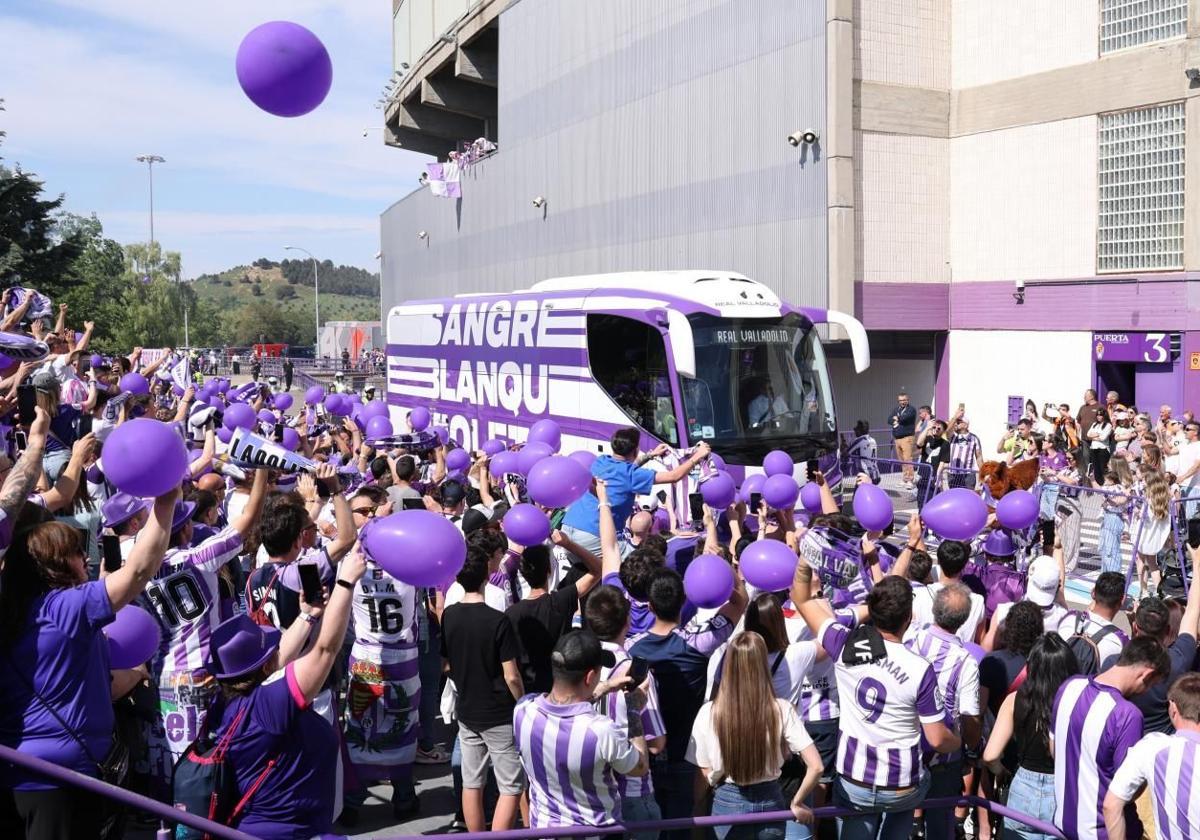 La afición recibe al Real Valladolid en su llegada a Zorrilla.