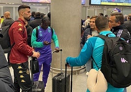 Guilherme y Amath, a su llegada al aeropuerto de Santiago con el resto de la expedición blanquivioleta.