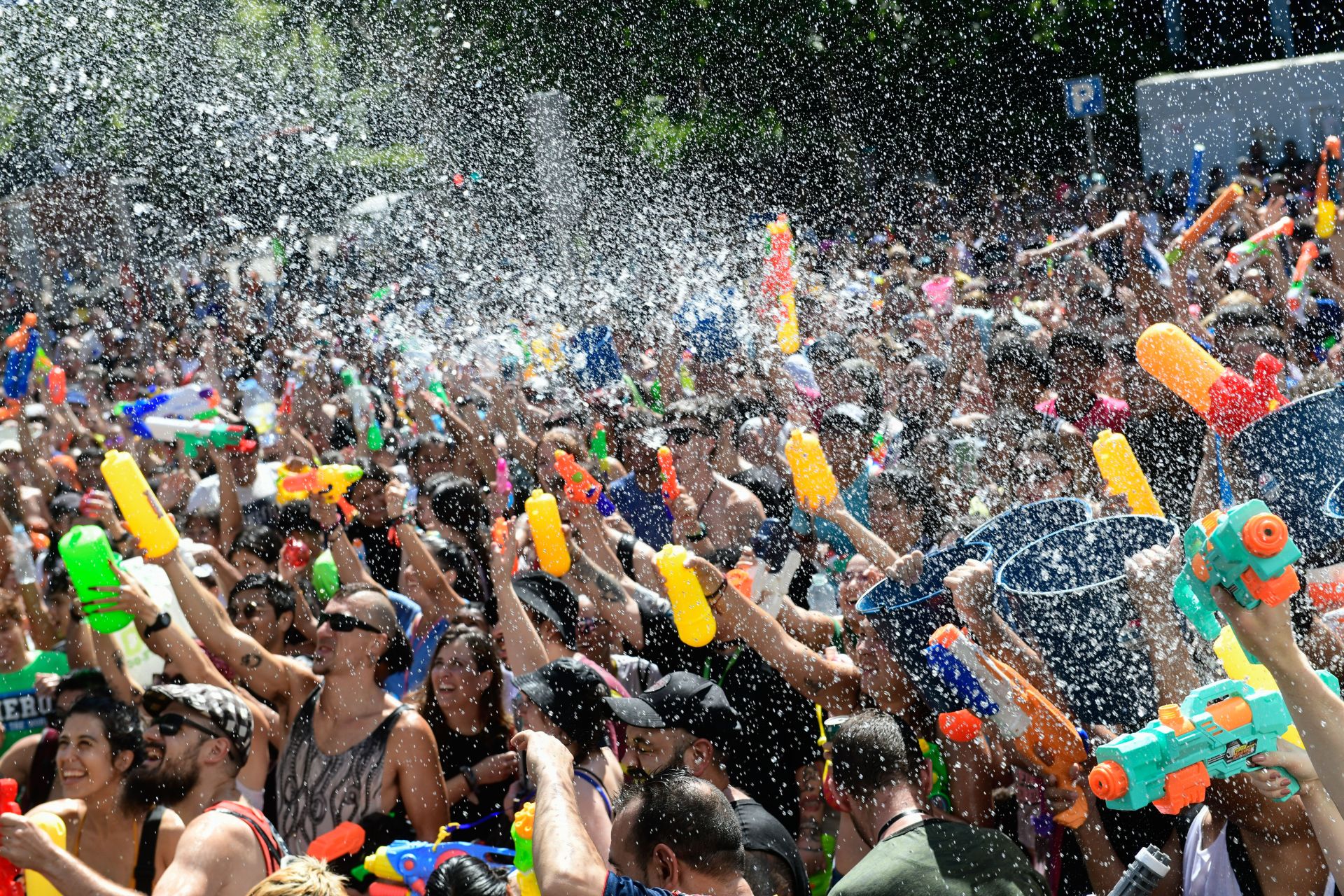 La Batalla Naval llena de agua las calles de Vallecas.